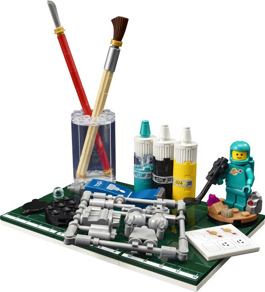 LEGO 40889 Build, Paint and Play - Classic Space Hobby Scene